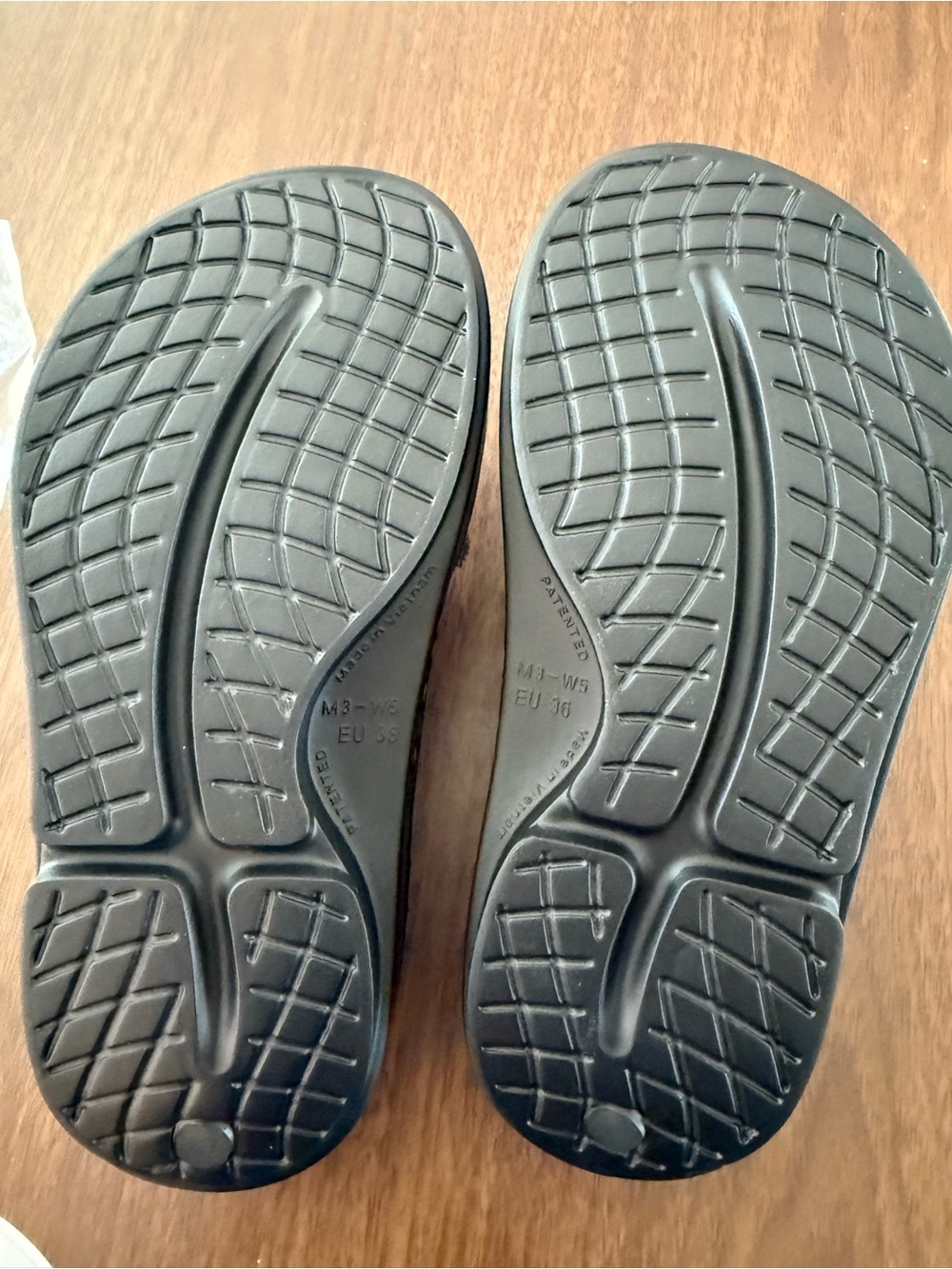 OOFOS Women's Black Slippers/Flip flop - Picture 6 of 10